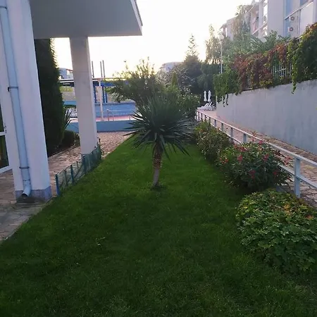 Sunlit شقة