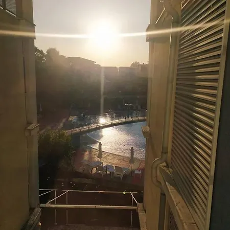 Sunlit شقة